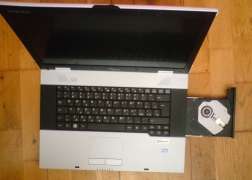 otvoren� notebook aj s CD- romkou