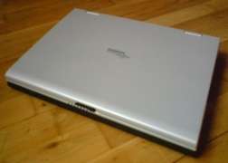 zatvoren� notebook od prav�ho rohu